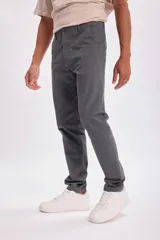 Pantalón chino gris oscuro de corte slim fit, con bolsillos laterales y traseros.