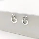 Aros tipo caravana en plata 925 con circonias baguette y aro colgante.