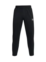 Pantalón deportivo negro Under Armour Challenger, con logo blanco en la pierna derecha.