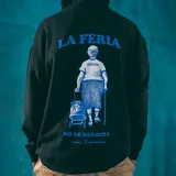 Canguro negro con capucha y bolsillo delantero tipo canguro. Estampado pequeño en el pecho con el logo de la marca en color celeste.