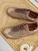 Championes urbanos de cuero color beige con pespuntes laterales en verde y azul. Suela de goma color caramelo.