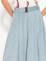 Pollera midi celeste de poliéster y elastano con vuelo y cinturón elastizado con hebilla.