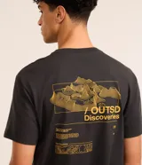 Remera negra de algodón con corte clásico, cuello redondo y mangas cortas. Presenta un estampado pequeño en el pecho con un diseño de mapa y la inscripción "Outsd Discoveries".