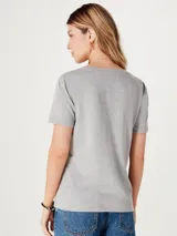 Remera gris de corte clásico, con cuello en V y mangas cortas.