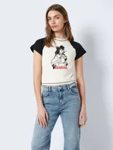 Remera corta color blanco con mangas cortas raglán negras y estampado frontal de una vaquera con la palabra 'Bandida' en rojo.