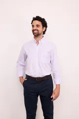 Camisa celeste con rayas verticales blancas, de corte clásico, manga larga y cuello abotonado.