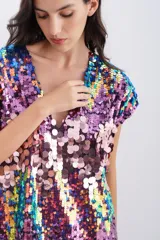 Vestido corto evasé con lentejuelas multicolores, escote en V y mangas cortas.