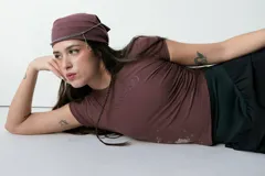 Top negro con estampado gráfico en el frente, corte irregular y mangas cortas.