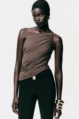 Body gris de un solo hombro con drapeado lateral.