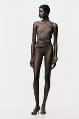 Body gris de un solo hombro con drapeado lateral.