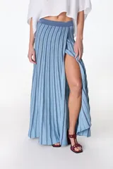 Falda midi tejida a rayas verticales en tonos celeste y azul, con cintura elástica y abertura lateral.