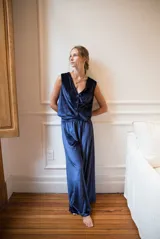 Pantalón palazzo verde musgo de terciopelo con cintura elastizada.