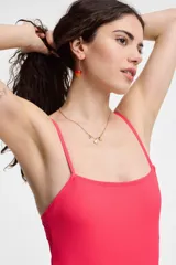 Malla enteriza negra texturada con breteles finos.