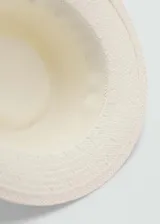Sombrero de paja color crudo con cinta marrón decorativa.