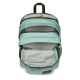 Mochila Jansport Main Campus color verde agua, con logo de la marca en la parte inferior y aplique de cuero sintético en la parte superior. Cuenta con múltiples compartimentos y bolsillos, correas acolchadas y asa de transporte superior.