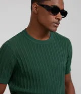 Remera de manga corta y cuello redondo, color azul marino, con tejido texturizado de punto acanalado vertical.