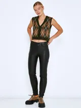 Pantalón negro engomado de tiro alto y corte skinny.