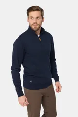 Sweater de punto fino color beige, con cuello alto y medio cierre frontal con cremallera.