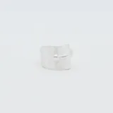 Anillo ancho de plata 925 satinada con detalle de esfera y asa.