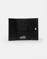 Billetera de cuero graneado color tostado con cierre clásico y diseño compacto.