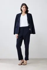 Pantalón de vestir negro, de corte slim y tiro alto.