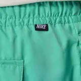 Short de hombre color verde agua, con cintura elástica ajustable con cordón blanco y logo de Nike bordado en blanco en la pierna izquierda.