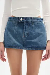 Falda mini de jean color azul, con pinzas en la parte delantera y cintura baja.