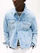 Campera de jean celeste claro, corte recto, con cuello inglés, cierre de botones, dos bolsillos tipo sobre abotonados en el pecho, dos bolsillos laterales abiertos, bolsillo interior abierto y puños con botón.