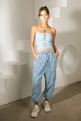 Pantalón cargo de denim azul con bolsillos laterales con tapa, cintura elastizada y pierna amplia.