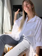 Camisa blanca de corte oversize con bordado calado.