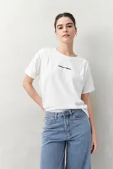 Remera color beige de manga corta con bordado frontal con la frase “L’amour toujours”.