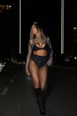 Manguitas de red con strass brillantes, de corte irregular.