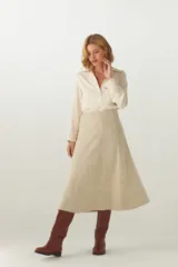 Falda midi evasé de lana color beige con finas rayas verticales y cierre oculto.