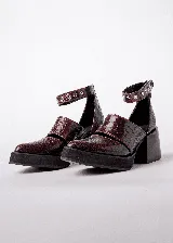 Zapato de tacón negro de cuero y gamuza, con pulsera al tobillo con apliques metálicos y plataforma con suela track.