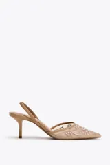 Zapato destalonado color beige con tacón fino y punta fina. Diseño de mesh con bordados florales y detalle de pequeñas perlas.