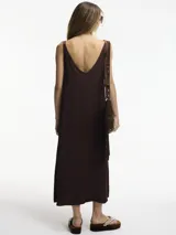 Vestido midi de viscosa, rayón y lino, color crudo, con escote en V en frente y espalda, y caída fluida.