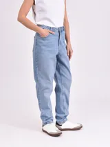 Pantalón de jean celeste, de corte holgado y tiro alto.
