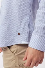 Camisa celeste de manga larga con cuello clásico y corte slim.