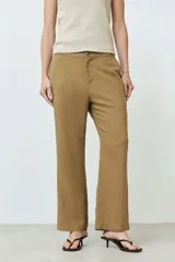 Pantalón capri color verde oliva, confeccionado en lino, de corte recto y tiro medio.