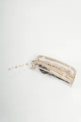 Necessaire transparente en forma de panchito para guardar artículos pequeños de maquillaje y/o cuidado personal.