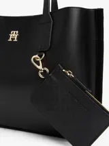 Cartera tote negra de Tommy Hilfiger, con doble asa de mano y correa de hombro textil extraíble. Presenta logo dorado de la marca en el frente y monedero extraíble con cremallera.