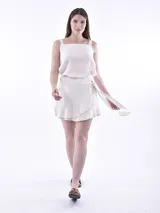 Falda corta cruzada color rojo, con detalle de lazo anudado en la cintura y borde con volado.