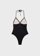 Traje de baño entero negro con escote halter y detalle de crochet color crudo en el corpiño.