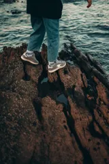 Championes grises con detalles en blanco y suela color crema.