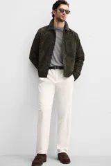 Pantalón de vestir color crema, de corte recto, con bolsillos laterales y traseros de ojal con botón.