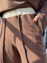 Pantalón deportivo marrón con detalles en color crudo y tela elastizada.