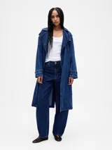 Remera de manga corta ajustada al cuerpo, color gris claro, con tejido acanalado (rib). Presenta un escote redondo amplio.