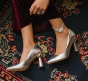 Zapato de tacón alto Ayla, color negro, con capellada, forro y plantilla 100% de cuero. Tacón de 9,5 cm.