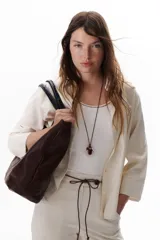 Camisa celeste de manga larga con cuello clásico y cierre frontal con botones.