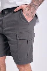 Bermuda cargo gris con bolsillos laterales y corte recto.
